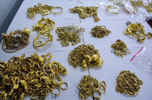 18 kiloqramdan artıq qızıl-zinət əşyalarının qanunsuz yolla keçirilməsinin qarşısı alınıb