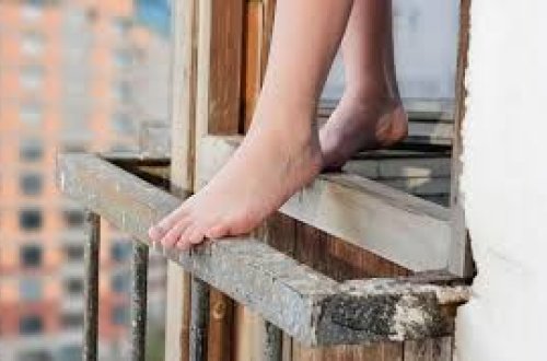 Özünü 15-ci mərtəbədən atmaq istədi: Xilas edildi