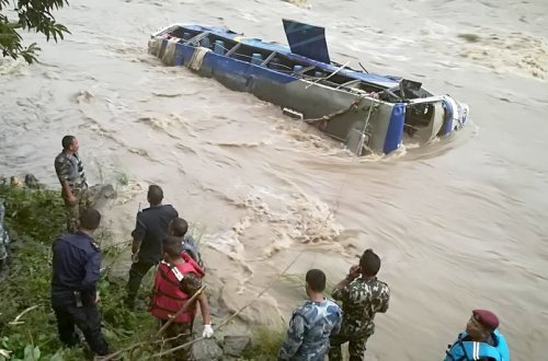 Kəşmirdə mikroavtobus çaya düşüb, 16 nəfər ölüb