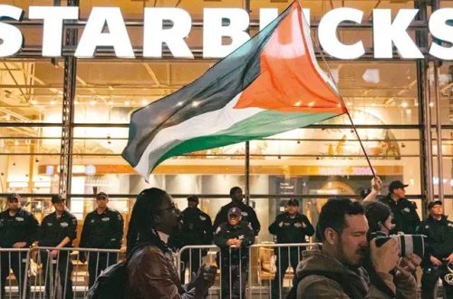 ABŞ-ın Starbucks qəhvə şəbəkəsi ən çətin iqtisadi dövrlərindən birini yaşayır