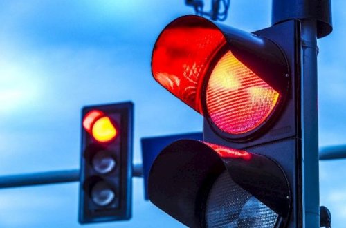 Svetoforun qırmızı işığında keçən və “protiv” sürən sürücülərin cəriməsi artırılır