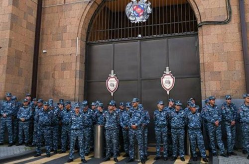 Yüzlərlə polis Ermənistan parlamentinin binasını mühasirəyə alıb