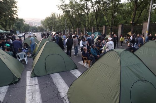 İrəvanda etiraz aksiyası iştirakçılarının çadır düşərgəsi yığışdırılıb