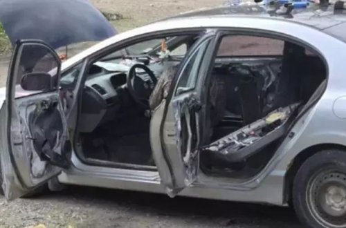 Maşına ayı girərək oturacaqları sındırıb