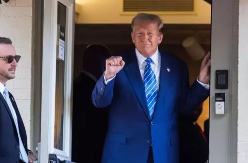 Tramp basqından 3 il sonra konqres binasına baş çəkib