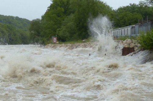 Bəzi çaylardan sel keçib, dağlıq ərazilərə qar yağıb - FAKTİKİ HAVA