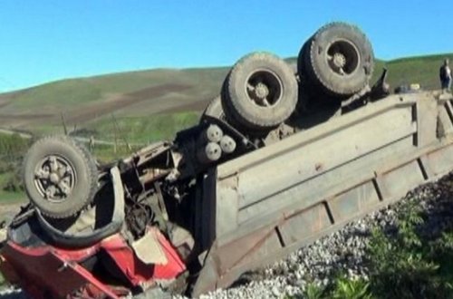 Qaradağda iki yük avtomobili toqquşub, xəsarət alan var