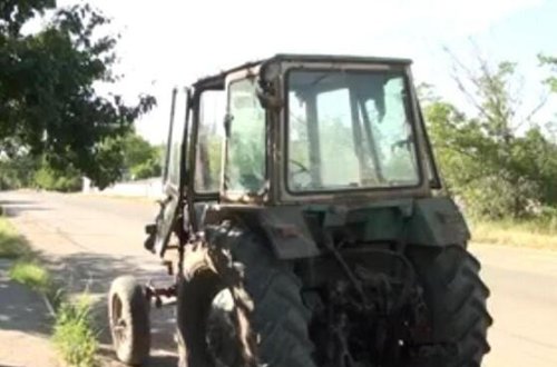 Minik maşını traktorla toqquşdu, 2 bacı yaralandı - FOTO