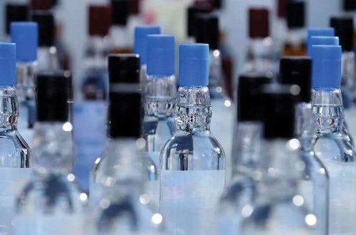 Hindistanda saxta spirtli içkilər onlarla insanın ölümünə səbəb oldu