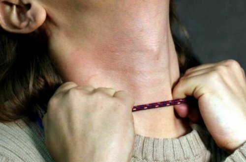 Qobustanda arvadını iplə boğaraq öldürməkdə təqsirləndirilən şəxsin məhkəməsi başlayır