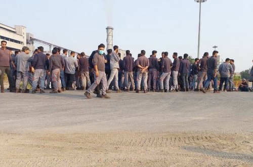 İranda neft hasil olunan bölgələrdə fəhlələr tətil edirlər