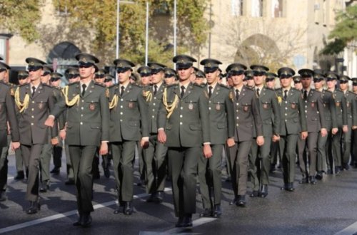 Bakının müxtəlif küçələrində hərbçilərin yürüşü başlayıb