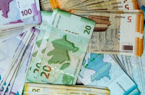 Kabinetində rəisə verdiyi pulları oğurladı, həbs edildi