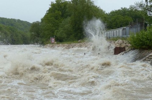 Bəzi çaylardan sel keçir - FAKTİKİ HAVA