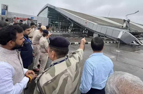 Hindistanda hava limanının damı uçub