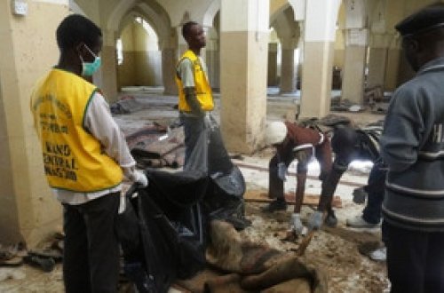 Yük maşını cümə namazı qılan insanların üzərindən keçdi: 14 nəfər ölüb