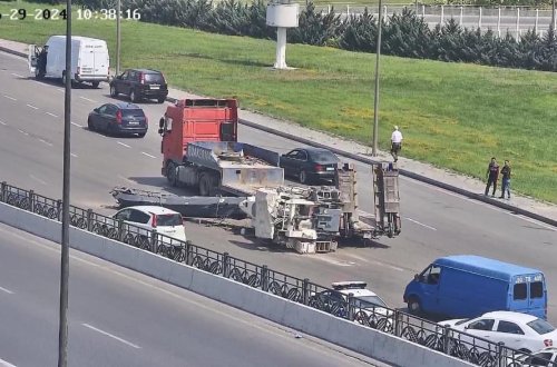 Bakıda yük avtomobilinin üzərində olan texnika magistral yola düşdü - FOTO