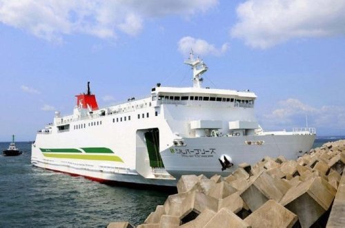 Yaponiyada içərisində 140 nəfərin olduğu bərə sahilə çıxıb