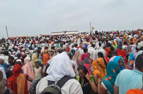 Hindistanda dini ibadətgahdakı izdihamda ölənlərin sayı 121-ə çatıb