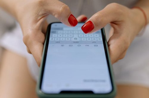 Gənc qız kürəkənini anasına xəyanət edərkən YAXALADI