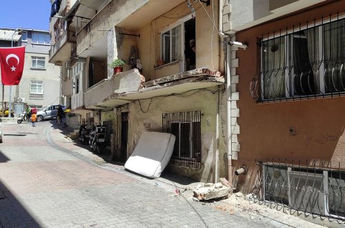 Yük maşınının vurduğu eyvan uçdu