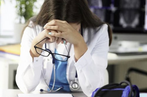 Bakıda qadın həkimi şantaj edib 42 minini alıblar