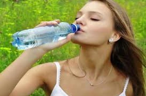 Plastik qablardakı suyun ziyanı - Qida mütəxəssisi təhlükəni açıqladı