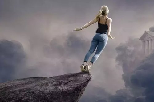 Keçmiş sevgilisini uçurumdan aşağı atmaq istədi