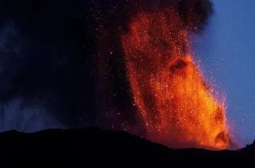 İtaliyadakı Etna dağı lava və kül püskürür