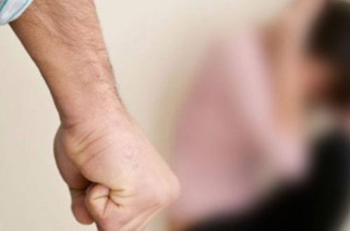 Sərxoş kişi televizora yüksək səs vermək üstündə arvadını döydü