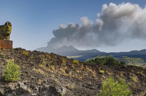 İtaliyadakı Etna dağı püskürməyə davam edir
