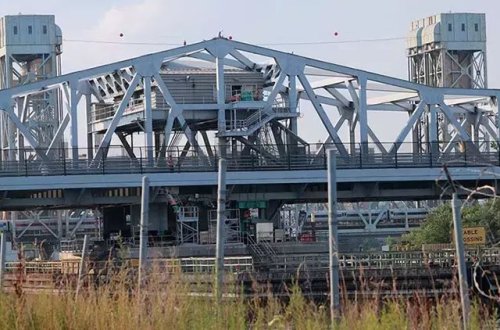 Həddindən artıq istilər Nyu Yorkdakı metal körpünü yararsız hala salıb