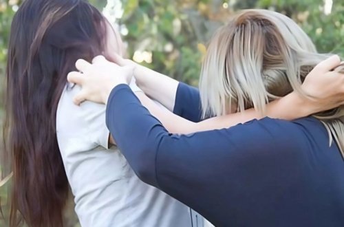 Bakıda iki qadın arasında dava düşüb: Bıçaqlananlar var