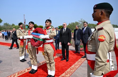 İlham Əliyev İslamabadda milli abidəni ziyarət edib - YENİLƏNİB