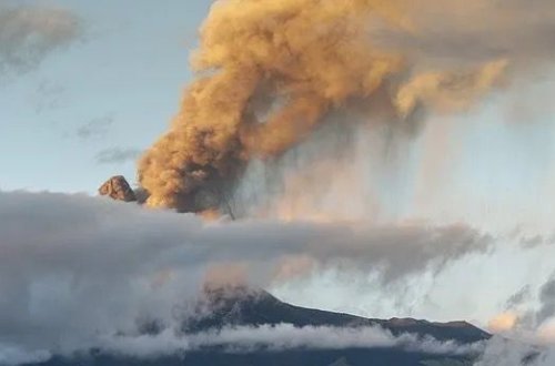 İtaliyada vulkan yenidən kül və lava səpdi