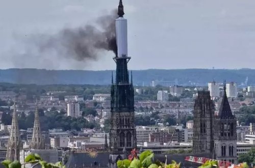 Fransada tarixi Ruen Katedralində yanğın baş verib