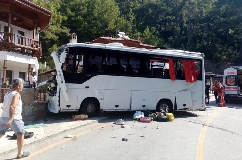 Türkiyədə turist avtobusu qəzaya uğrayıb, ölən və yaralananlar var