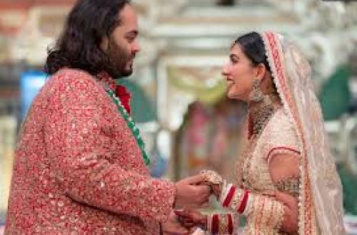 Hindistanın ən zəngin ailəsinin varisi toya gələnlərə bahalı qol saatı hədiyyə edib