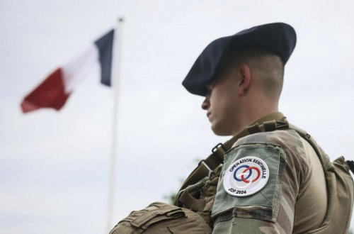 Parisdə silahlı şəxs hərbçiyə hücum edib