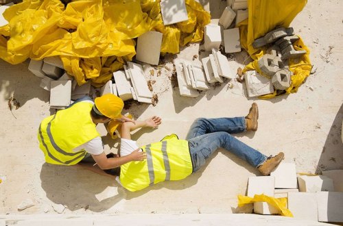 Bakıda usta 3-cü mərtəbədən yıxılıb