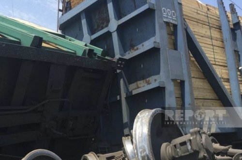 Siyəzəndə yük qatarı relsdən çıxıb, üç vaqon aşıb