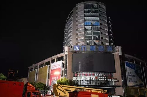 Çində 14 mərtəbəli ticarət mərkəzində baş verən yanğında 16 nəfər ölüb