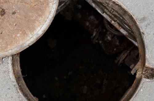 Qadın kanalizasiya quyusuna düşdü - VİDEO