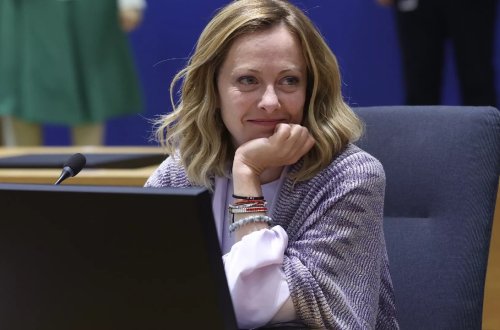 İtaliyada baş nazirin boyunu ələ salan jurnalist 5 min avro cərimələnəcək