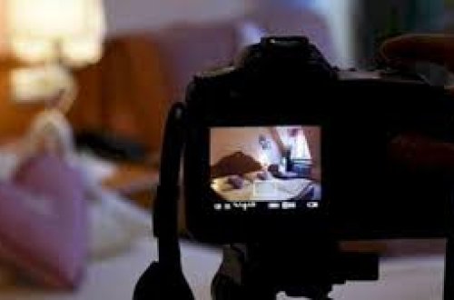 Xalası qızını yarıçılpaq fotosu ilə şantaj etdi, qohumlarına xəsarət yetirdi - MƏHKƏMƏ