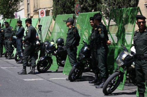 İranda polis əməkdaşlarına hücum olub, zabit ölüb