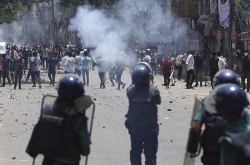 Banqladeşdəki etirazlarda 105 nəfər öldürülüb, ordu şəhərlərə nəzarəti ələ keçirib