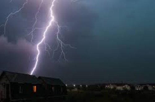 İsmayıllıda yaşayış evinin damına ildırım düşdü, ev yandı