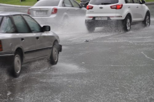 Gəncədə magistral yola yağış suları dolub, avtomobillərin hərəkətində çətinlik yaranıb