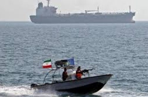 İran qaçaqmalçılıq yolu ilə yanacaq daşıyan tanker ələ keçirərək 9 nəfəri saxlayıb